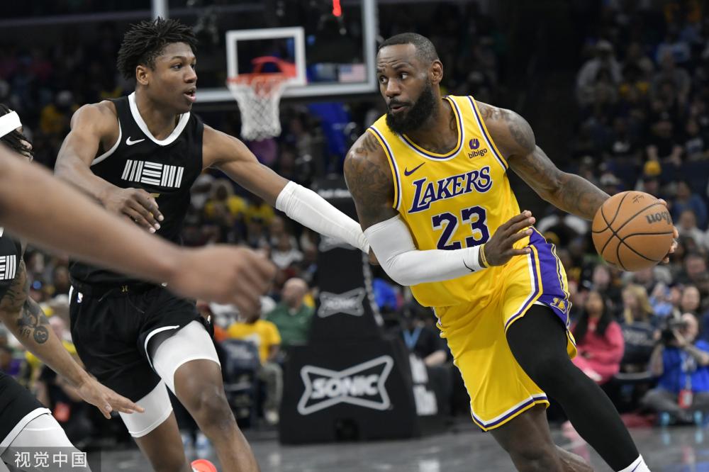 有些拘谨 有些拘谨